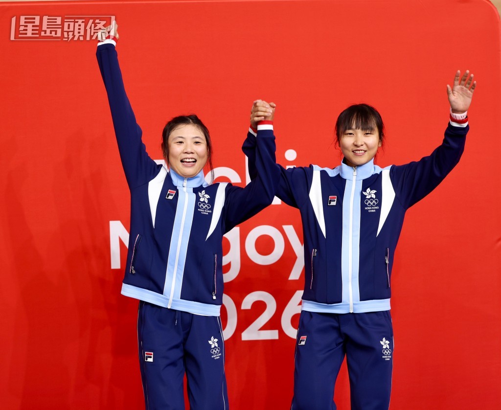 梁颖仪（左）与李思颖（右）合力在女子麦迪逊赛夺银。徐嘉华摄
