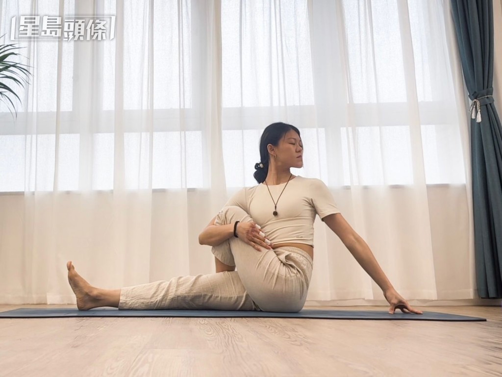 動作1. 後顧式：先坐在地上，左腳曲膝踩在右腳外側的地上，雙手抱貼左腳，然後右手抱左腳，扭腰向左，左手按地。保持深長呼吸3-5次。