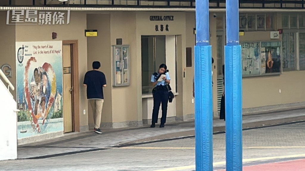 警員在校內調查。劉漢權攝