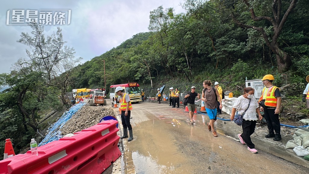 乘客必須在受影響路段下車。梁國峰攝 乘客必須在受影響路段下車。梁國峰攝