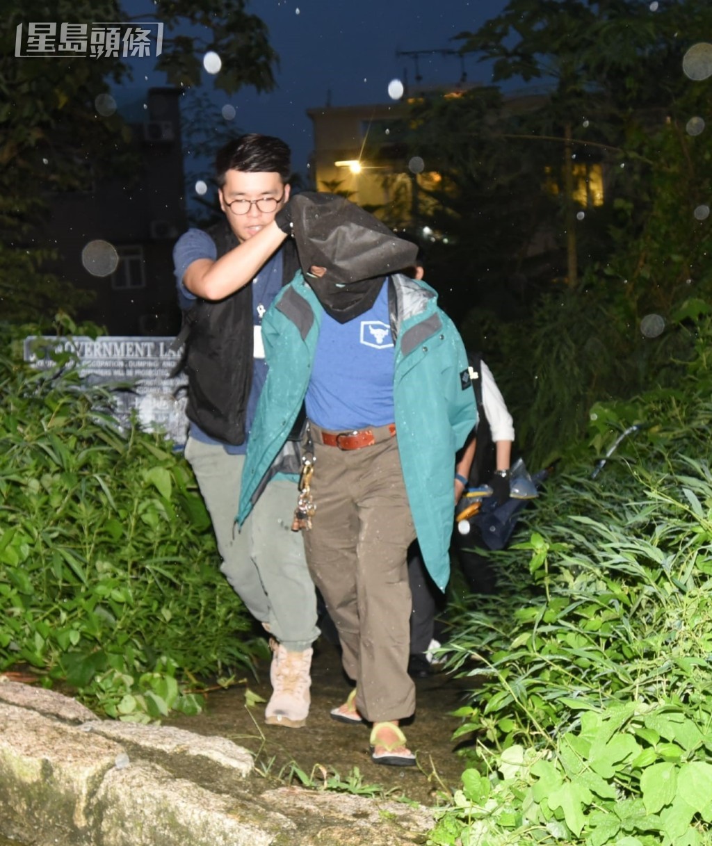 案發揭發當日,警方將張子材帶走調查。資料圖片 案發揭發當日,警方將張子材帶走調查。資料圖片