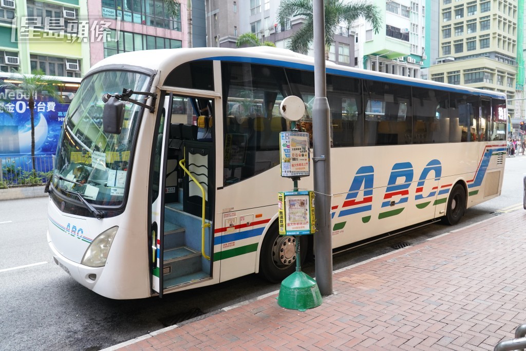 早前考慮減班的屯門邨巴ABC旅運在復活節長假後的首個工作日,以人手為由,早前取消了部分班次。 早前考慮減班的屯門邨巴ABC旅運在復活節長假後的首個工作日,以人手為由,早前取消了部分班次。