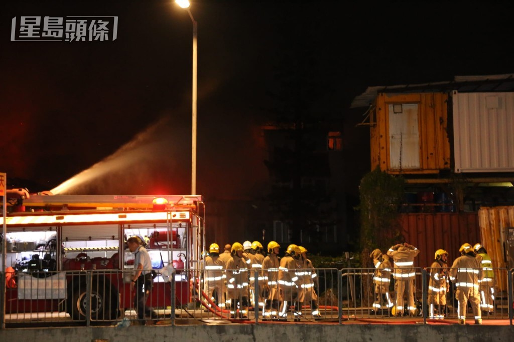 大批消防員到場救火。黎志偉攝