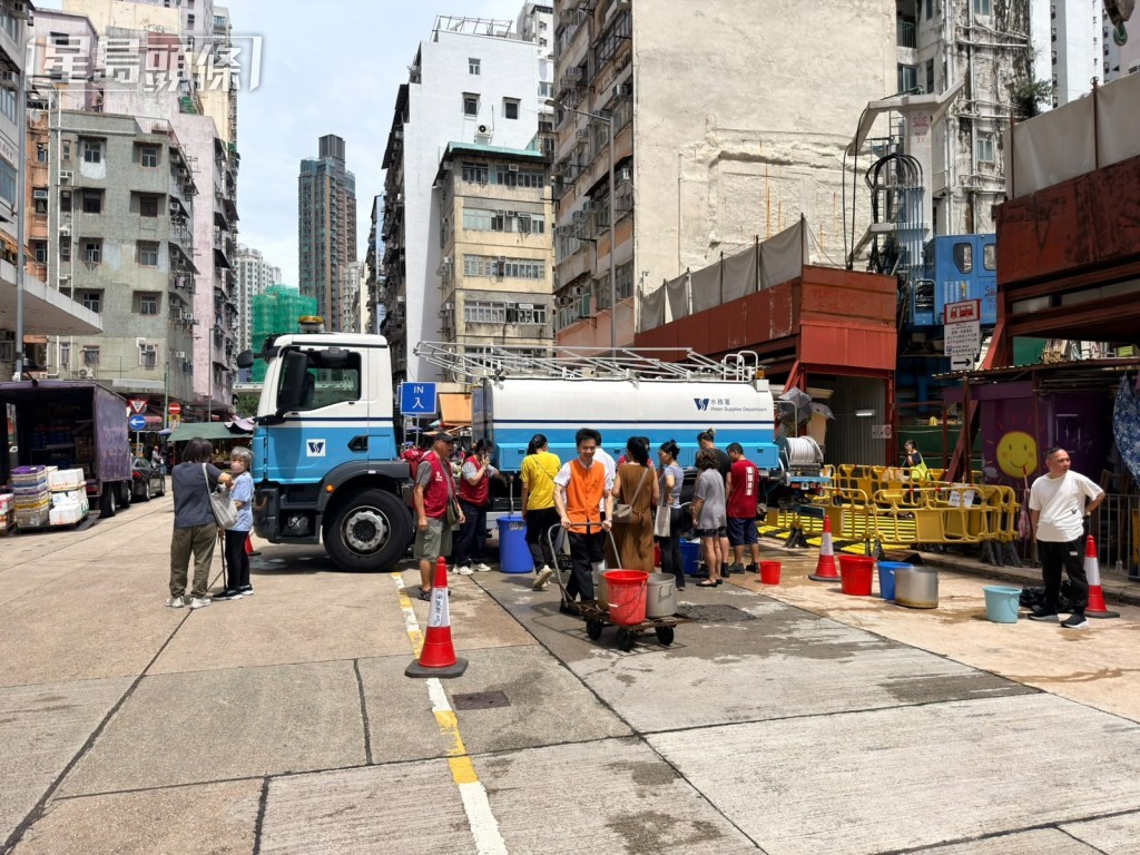 水務署派出水車。梁國峰攝 水務署派出水車。梁國峰攝