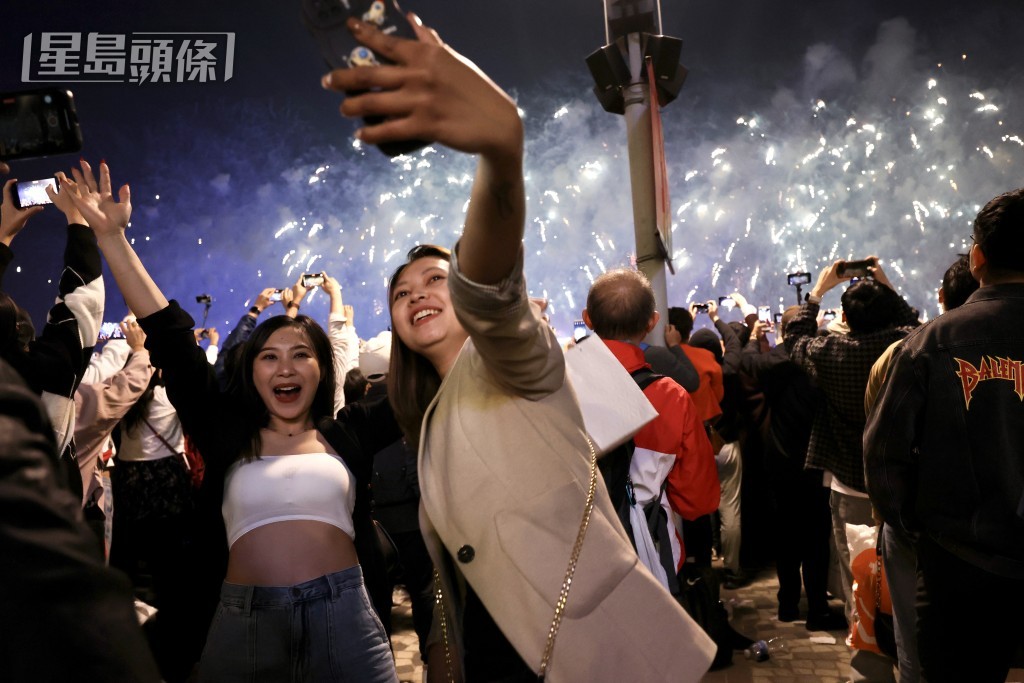 2024年除夕煙花。歐樂年攝 2024年除夕煙花。歐樂年攝