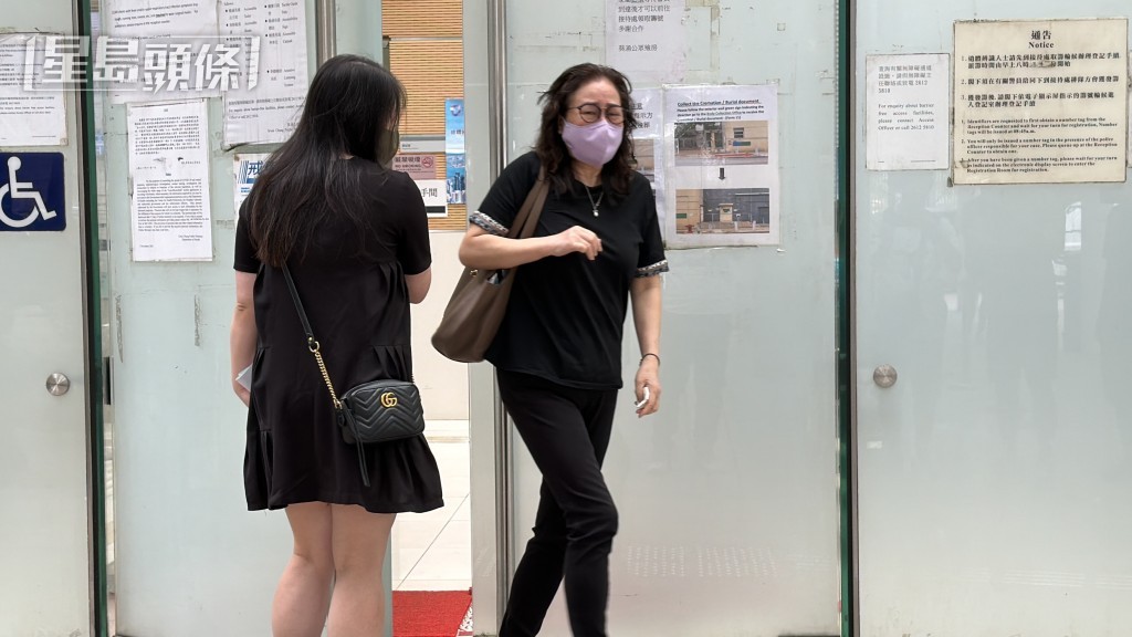 女死者的2名女親友認屍,傷心落淚。 女死者的2名女親友認屍,傷心落淚。