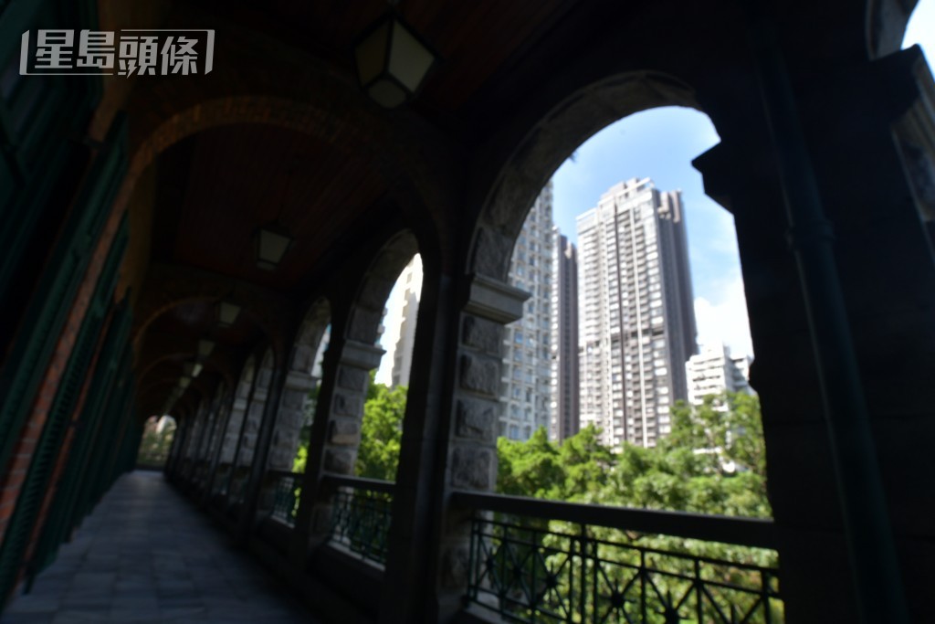 大樓大量採用早期巴洛克式設計,包括寬闊的拱形遊廊和下方的粗琢花崗石塊。禇樂琪攝 大樓大量採用早期巴洛克式設計,包括寬闊的拱形遊廊和下方的粗琢花崗石塊。禇樂琪攝