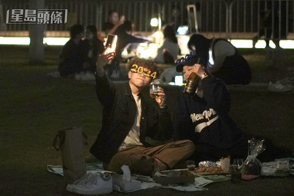 大批市民聚集西九文化區海旁等待除夕煙花。劉駿軒攝 大批市民聚集西九文化區海旁等待除夕煙花。劉駿軒攝