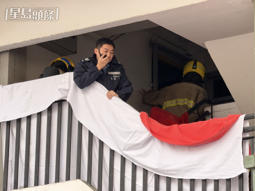 警方消防在場調查，並舁走老翁遺體。