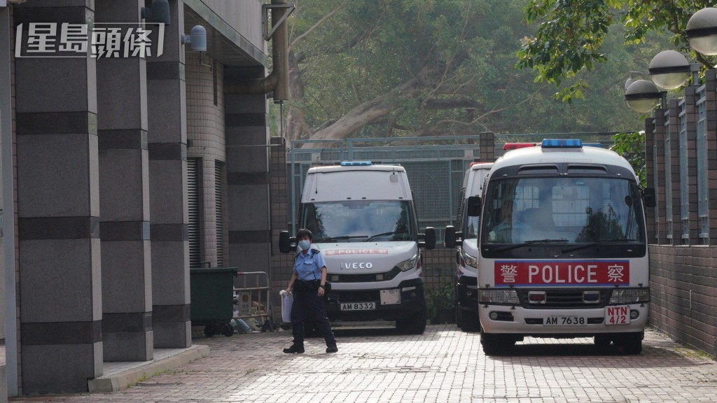 女被告羅麗珍今早由警車押解往法院提堂。歐樂年攝 女被告羅麗珍今早由警車押解往法院提堂。歐樂年攝