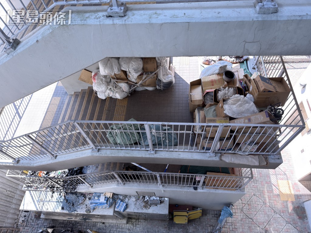 涉事行人天橋上,多層轉角位都擺滿雜物。 涉事行人天橋上,多層轉角位都擺滿雜物。