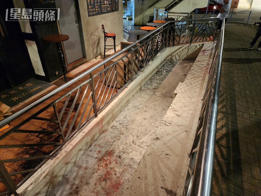 汉堡店曾被淋油，地上遗下红色油漆。黎志伟摄