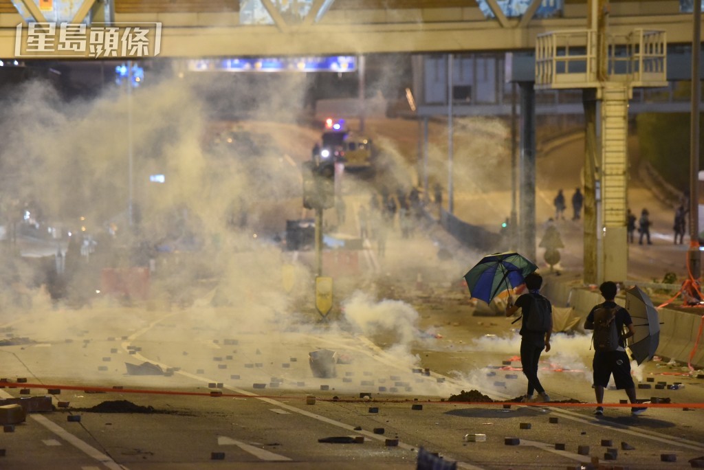 有示威者在尖东、红磡及佐敦等地做包围，图支援示威者。资料图片