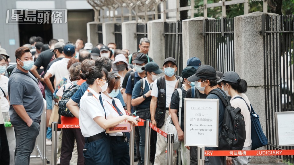 宏福苑居民排隊取籌進入法庭。汪旭峰攝