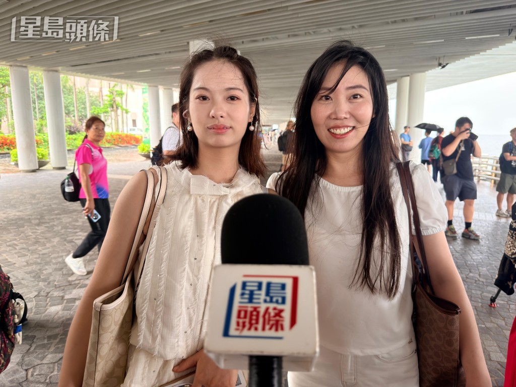 來自上海的鄧小姐(圖右)及深圳的陶小姐,特意來港觀看軍艦,笑言看一眼也很值得。梁國峰攝 來自上海的鄧小姐(圖右)及深圳的陶小姐,特意來港觀看軍艦,笑言看一眼也很值得。梁國峰攝
