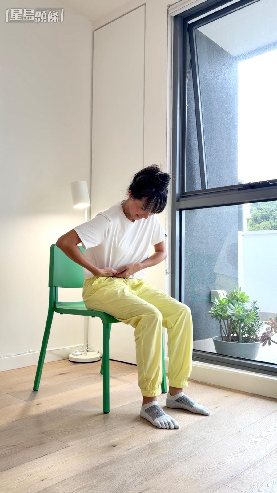 放松腹部练习｜1. 肋骨筋膜放松：将手指放在肋骨下缘，由胸口下方开始，轻轻向内、向上按压。（图片由受访者提供）