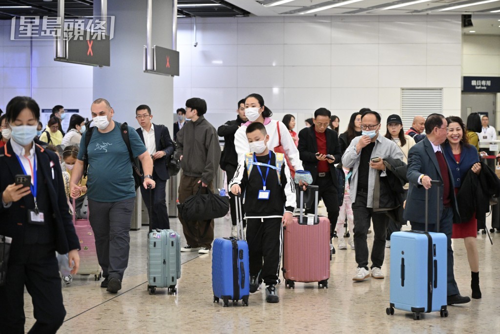 12月28日入境高峰，西九龙高铁站现回港人潮。苏正谦摄