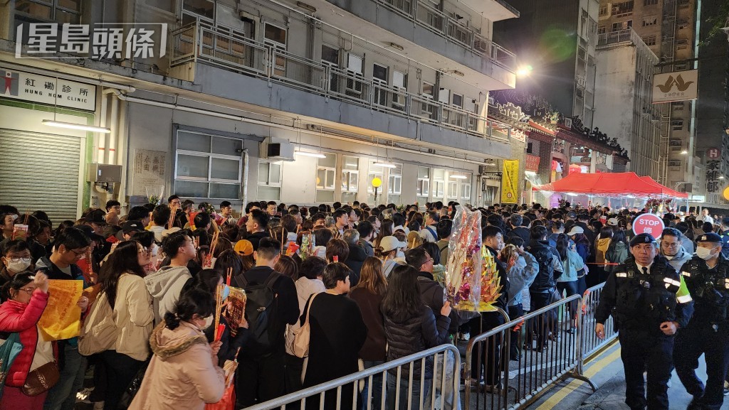 現場人頭湧湧。黎志偉攝 現場人頭湧湧。黎志偉攝