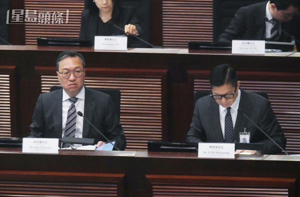 林定國及鄧炳強在會議上先後發言。何健勇攝 林定國及鄧炳強在會議上先後發言。何健勇攝
