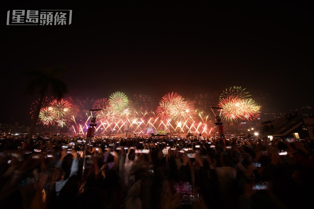 2024年除夕煙花。歐樂年攝 2024年除夕煙花。歐樂年攝