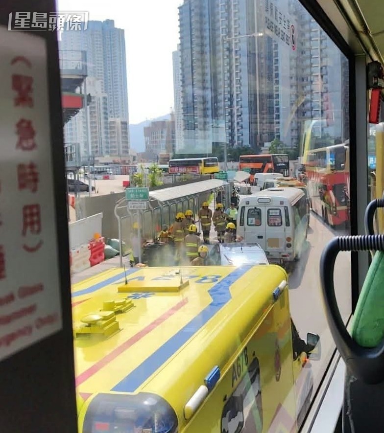 校巴與私家車相撞。網圖 校巴與私家車相撞。網圖