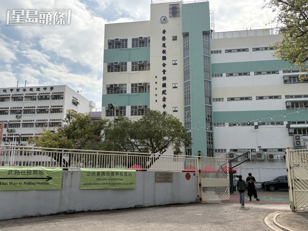 記者到香港道教聯合會鄧顯紀念中學實測邊境投票站的運作情況。 記者到香港道教聯合會鄧顯紀念中學實測邊境投票站的運作情況。