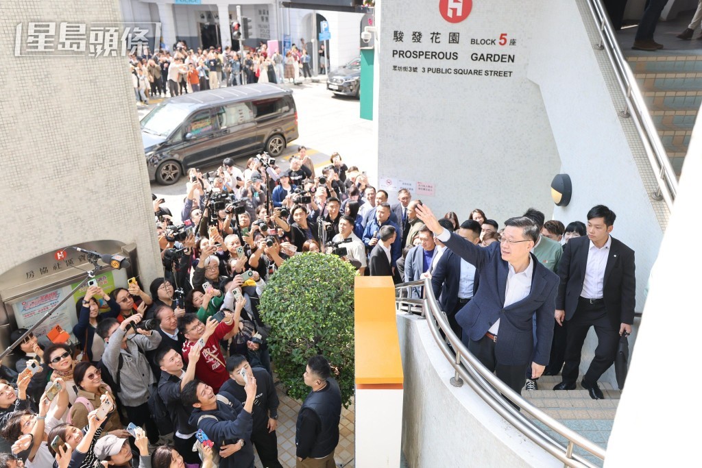 農曆新年將至，李家超到油麻地駿發花園展開地區探訪。李家超fb圖片