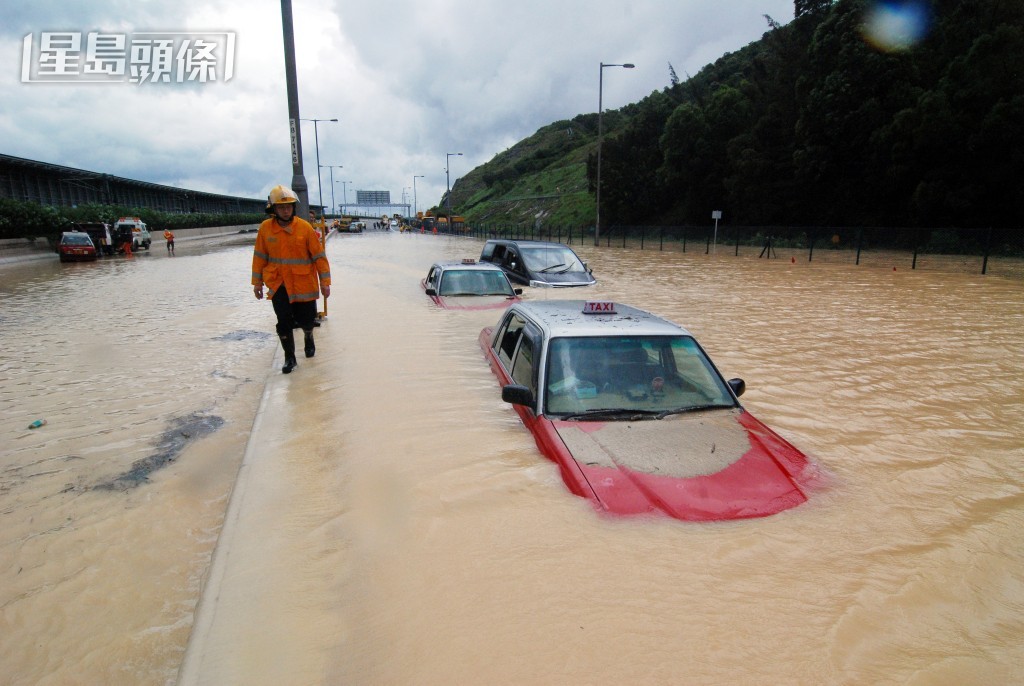 北大嶼山公路水浸至私家車車頂。資料圖片