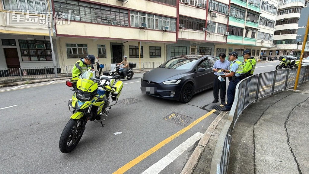 警方向司機調查。