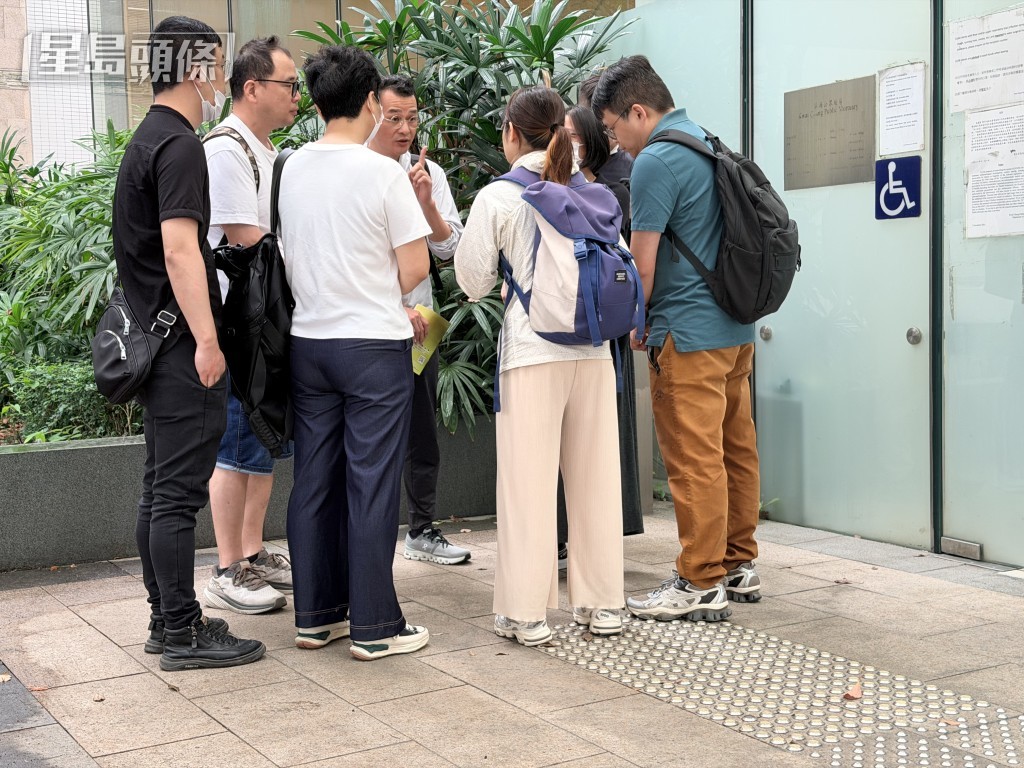 死者親屬由工會代表陪同，到殮房認屍。梁國峰攝