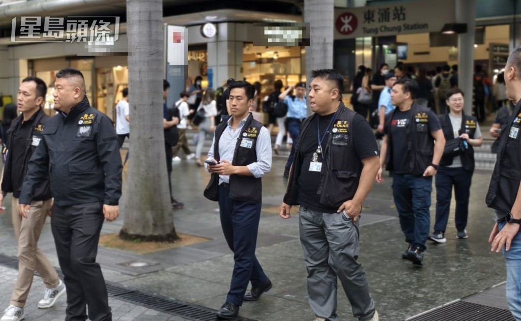 警方派出大量人員,搜查及巡邏區內罪案黑點。 警方派出大量人員,搜查及巡邏區內罪案黑點。
