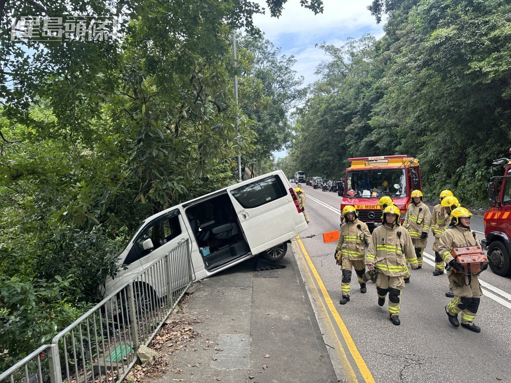 貨Van半架車衝落山坡。梁國峰攝