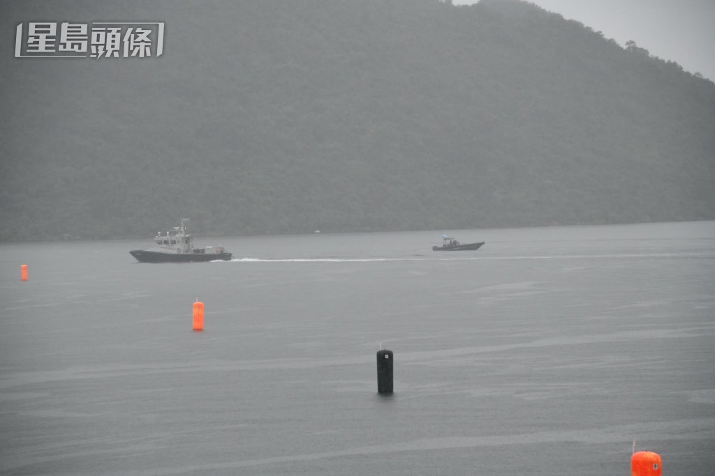 救援船隻在海面搜索失蹤男子。 救援船隻在海面搜索失蹤男子。
