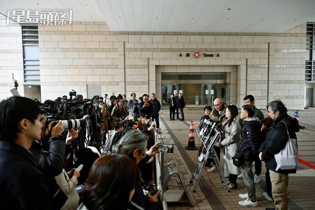 死難者家屬裁決後見傳媒。劉駿軒攝 死難者家屬裁決後見傳媒。劉駿軒攝