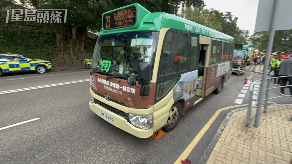 其中一輛涉事小巴行走23號線。 其中一輛涉事小巴行走23號線。