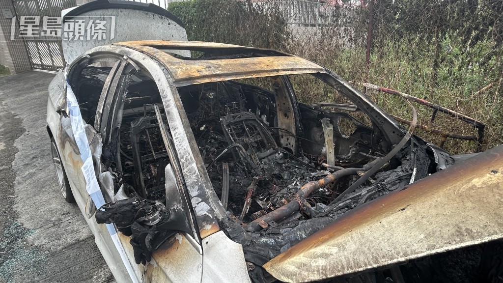 私家車燒成廢鐵。 私家車燒成廢鐵。