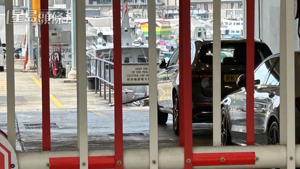 屍體被送到香港仔水警基地作進一步調查。蔡楚輝攝 屍體被送到香港仔水警基地作進一步調查。蔡楚輝攝