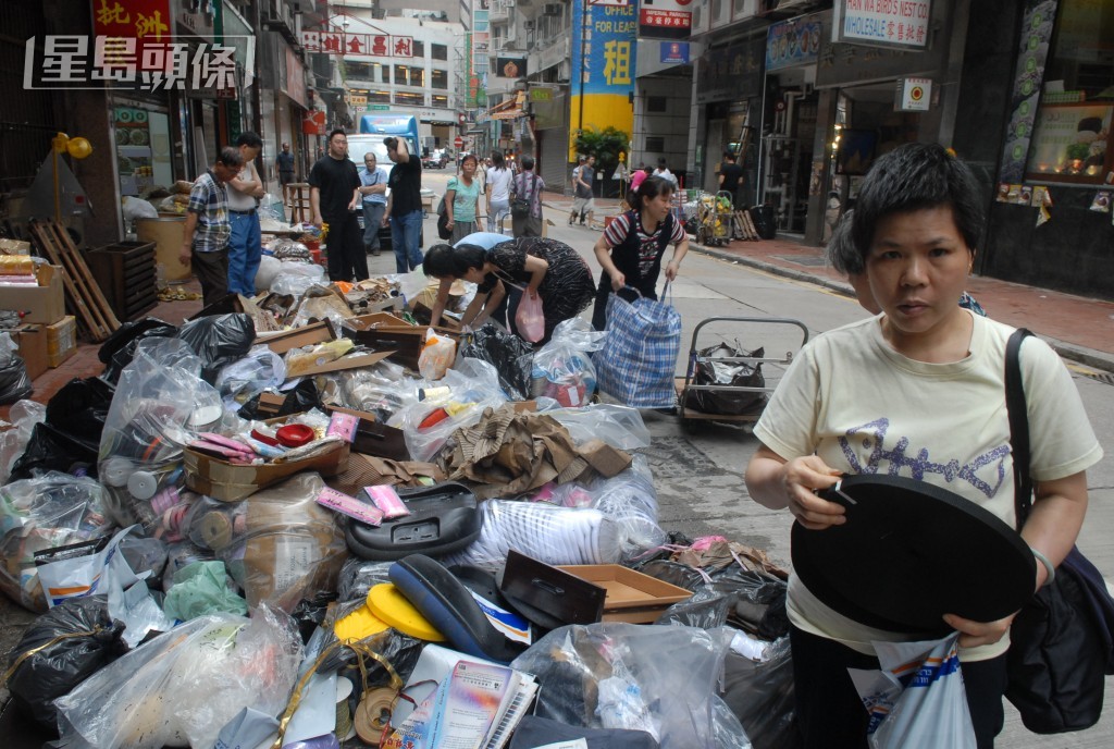 永樂街水浸後店舖善後情況。資料圖片