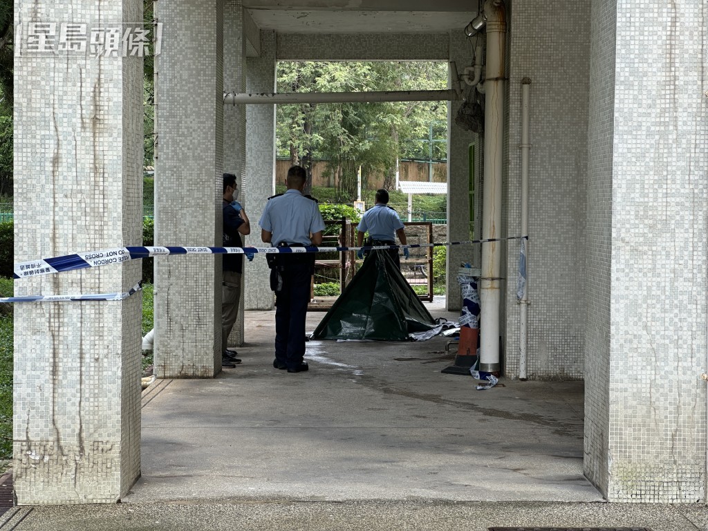 警員用帳篷遮蔽遺體調查。梁國峰攝