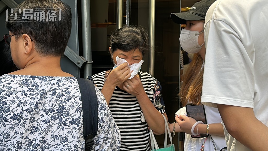 郭妻在醫院多次忍不住落淚。劉漢權攝 郭妻在醫院多次忍不住落淚。劉漢權攝
