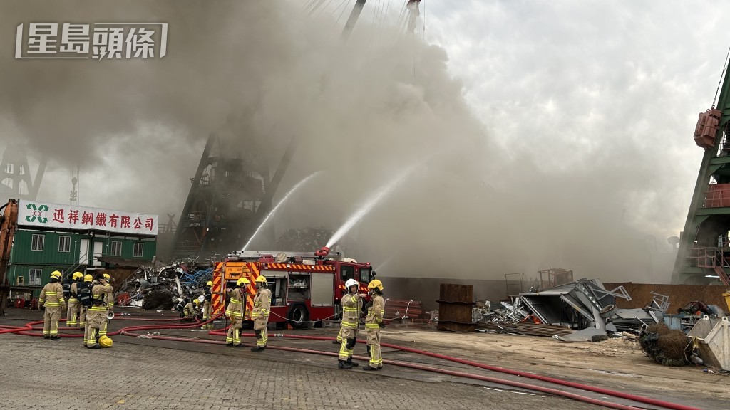 濃煙席捲半空。