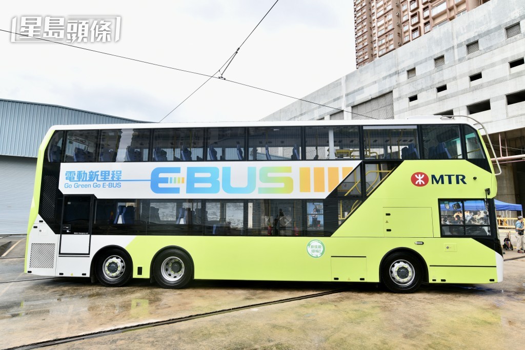 港鐵公司首輛電動巴士今日首航。盧江球攝