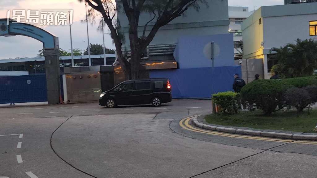 清晨有多輛七人車由赤柱監獄駛出，接載郭家麒及譚文豪離開。黎志偉攝