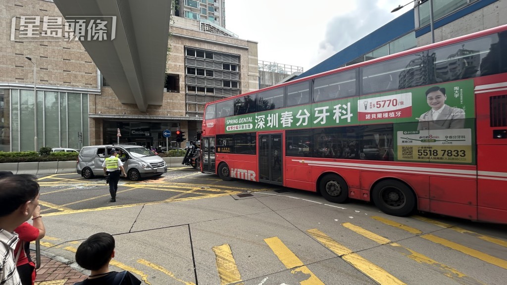 客貨車與九巴相撞。 客貨車與九巴相撞。