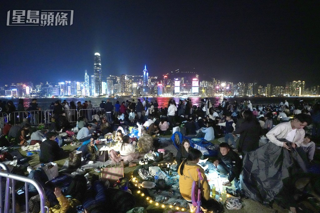 大批市民聚集西九文化區海旁等待除夕煙花。劉駿軒攝 大批市民聚集西九文化區海旁等待除夕煙花。劉駿軒攝