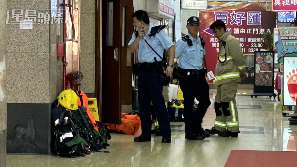 警方及消防調查火警因。蔡楚輝攝 警方及消防調查火警因。蔡楚輝攝