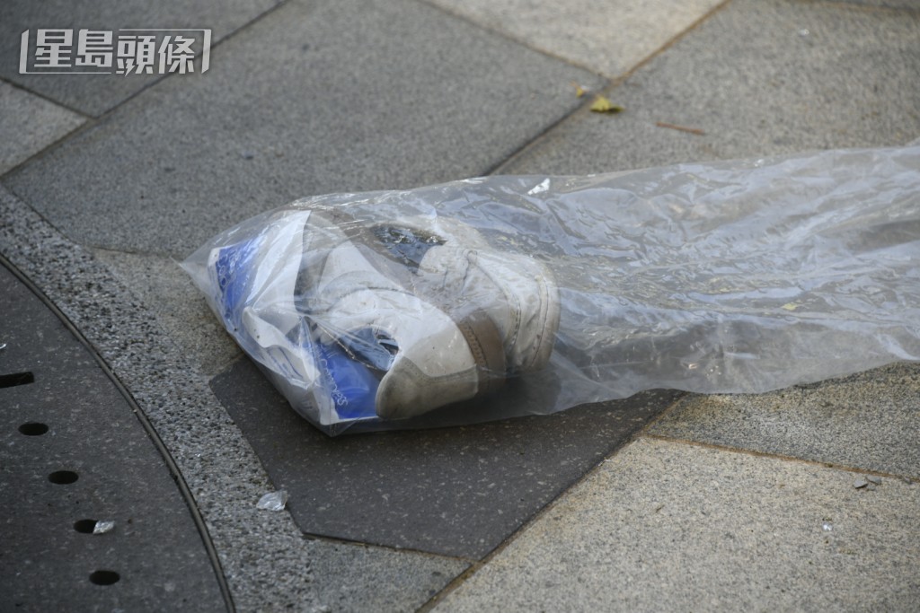 事故現場遺留一對鞋。 事故現場遺留一對鞋。