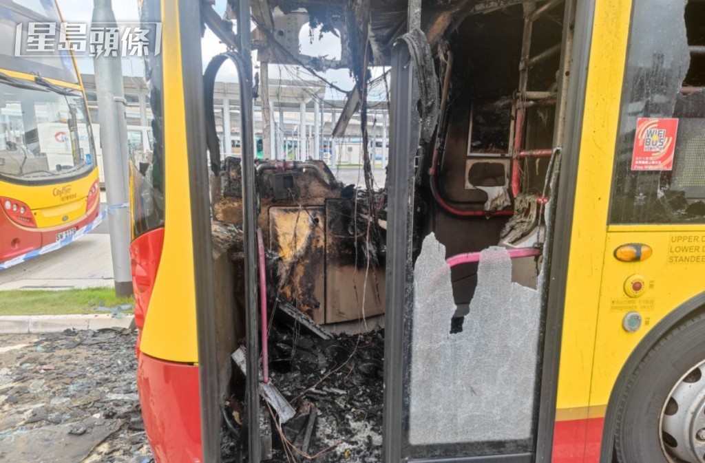 被縱火的城巴車頭、司機位置與車門等情況。資料圖片 被縱火的城巴車頭、司機位置與車門等情況。資料圖片
