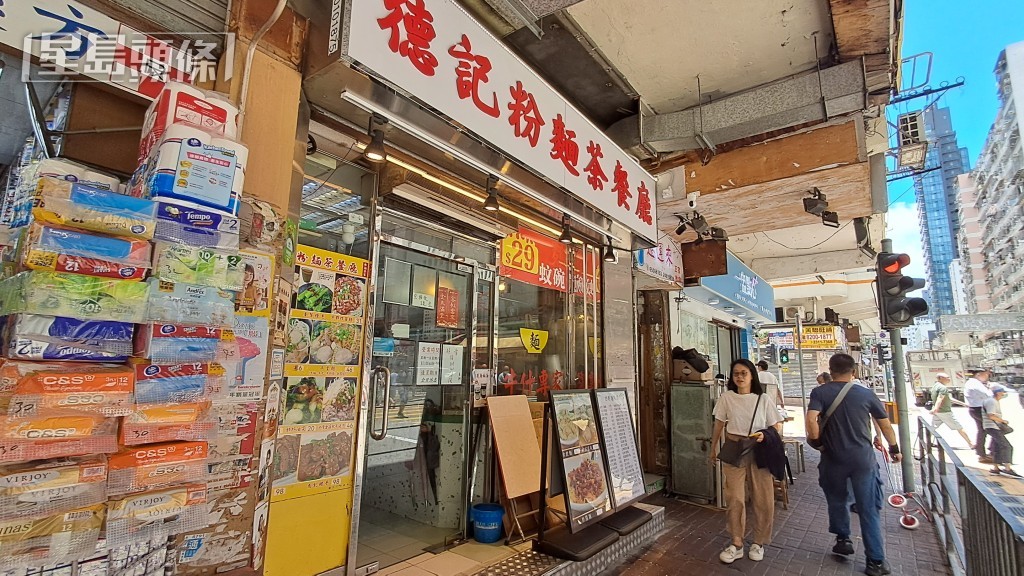 探員在失蹤女子租用劏房附近,向餐廳索取閉路電視紀錄。 探員在失蹤女子租用劏房附近,向餐廳索取閉路電視紀錄。