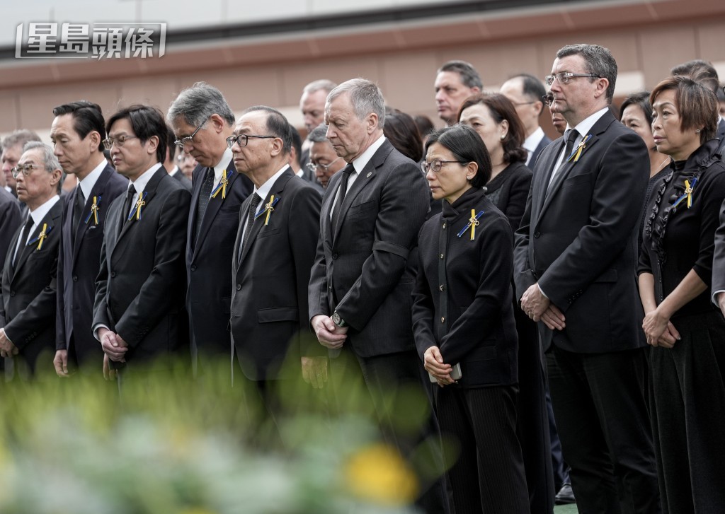 香港赛马会于今日(11月30日星期日) 赛事开赛前,在沙田马场马匹亮相圈举行一分钟默哀仪式,悼念大埔宏福苑火灾不幸罹难人士。 香港赛马会于今日(11月30日星期日) 赛事开赛前,在沙田马场马匹亮相圈举行一分钟默哀仪式,悼念大埔宏福苑火灾不幸罹难人士。
